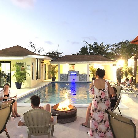 Colony Club Inn & Suites Насау Екстериор снимка