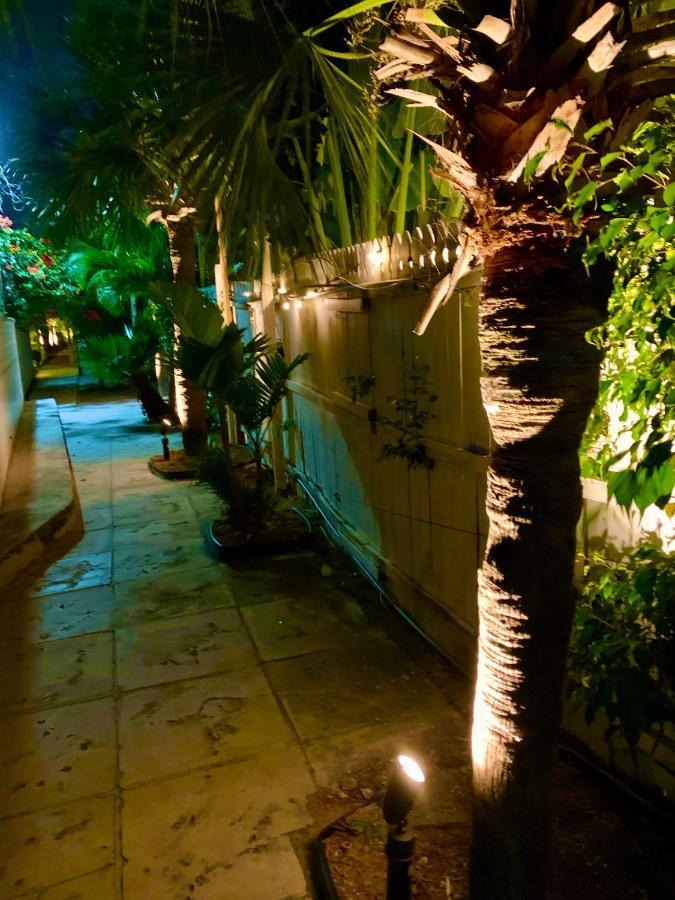 Colony Club Inn & Suites Насау Екстериор снимка