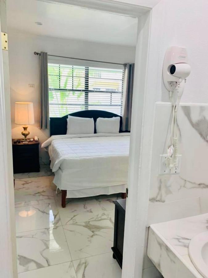 Colony Club Inn & Suites Насау Екстериор снимка
