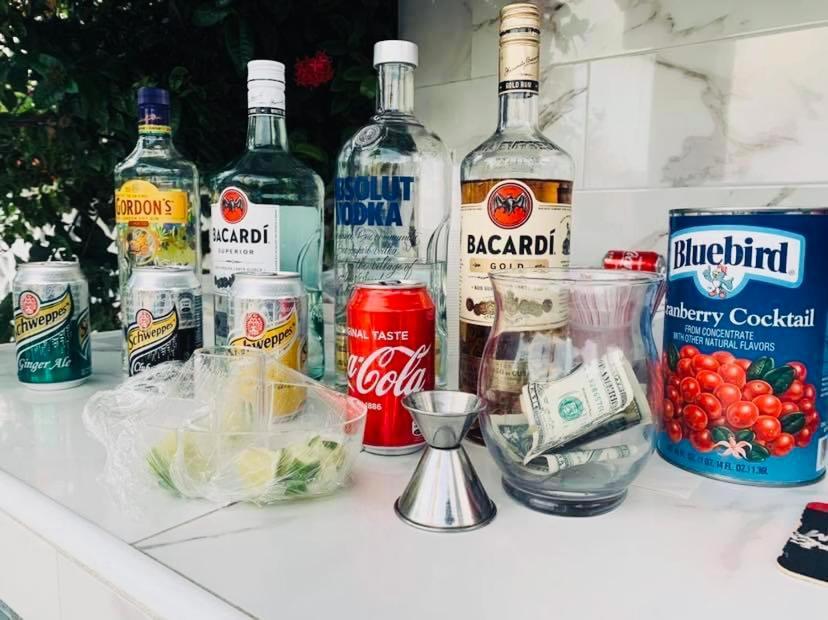 Colony Club Inn & Suites Насау Екстериор снимка
