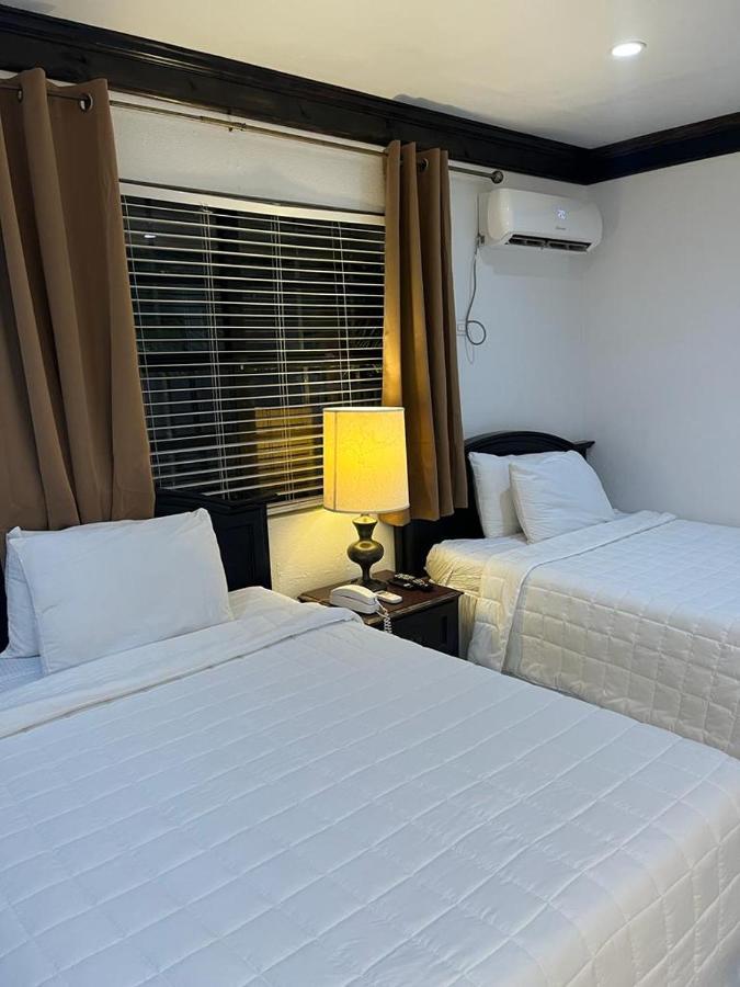 Colony Club Inn & Suites Насау Екстериор снимка