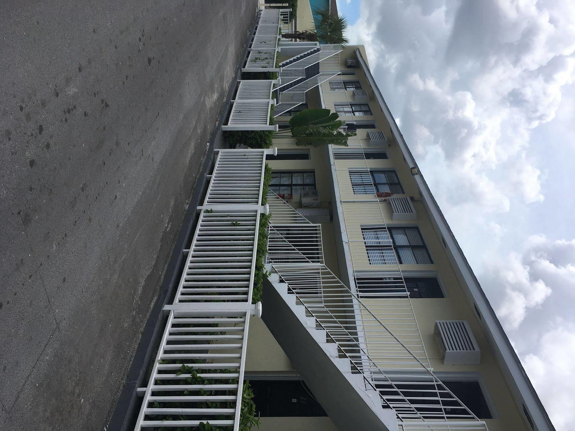 Colony Club Inn & Suites Насау Екстериор снимка