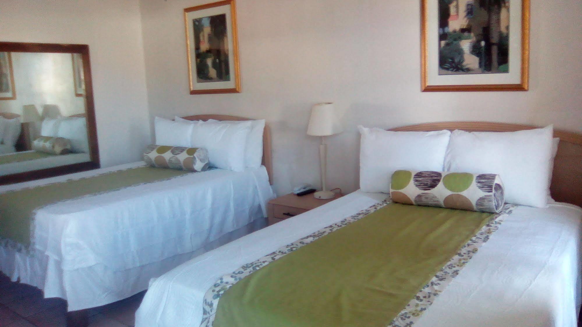 Colony Club Inn & Suites Насау Екстериор снимка