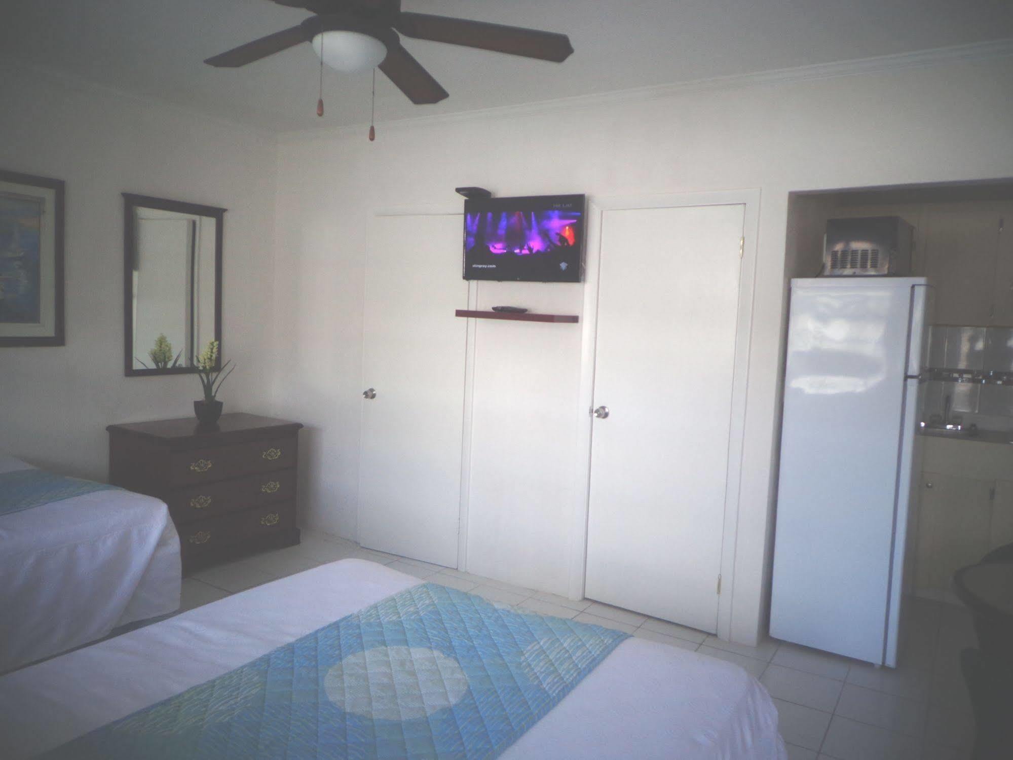 Colony Club Inn & Suites Насау Екстериор снимка