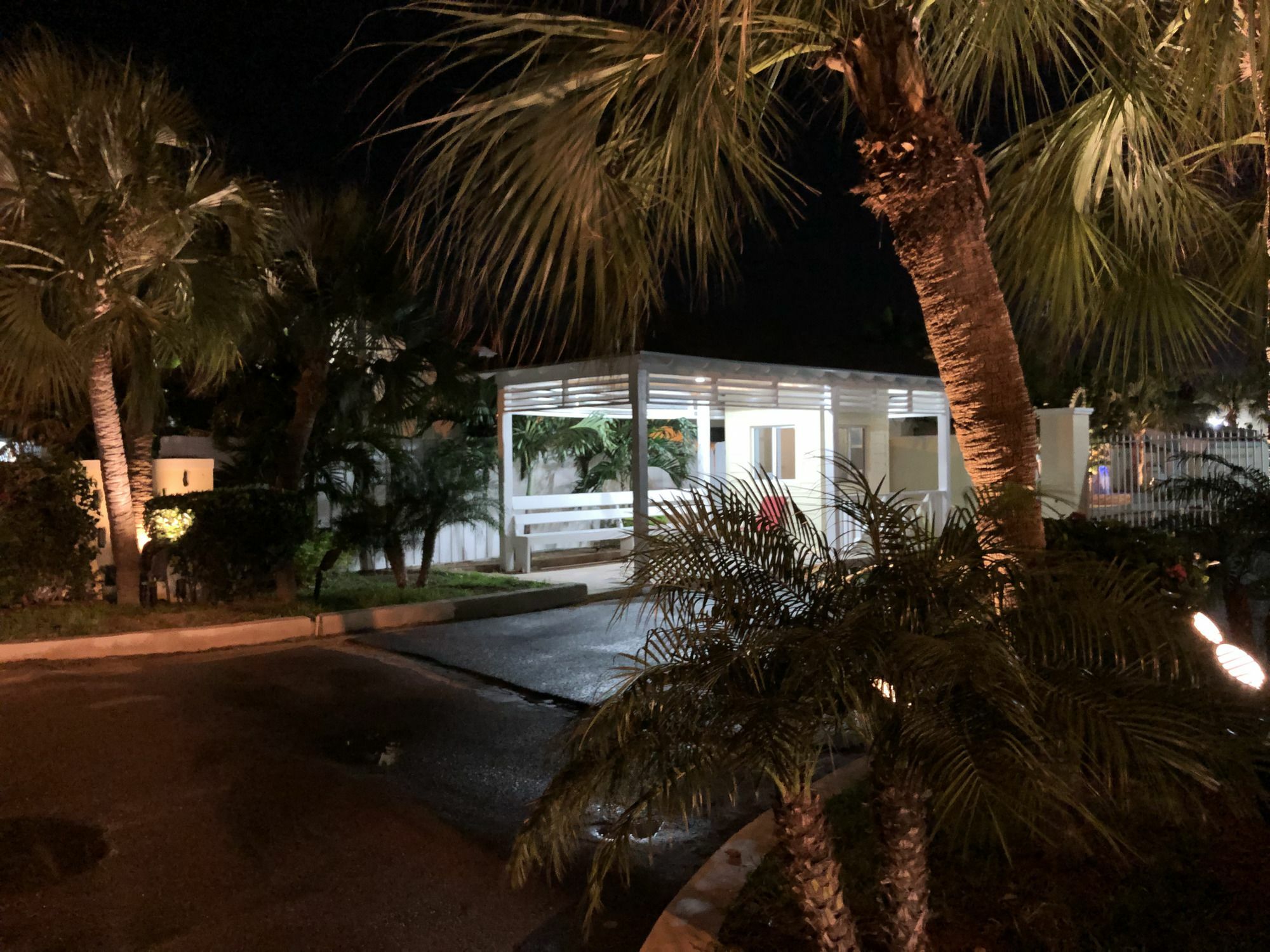 Colony Club Inn & Suites Насау Екстериор снимка